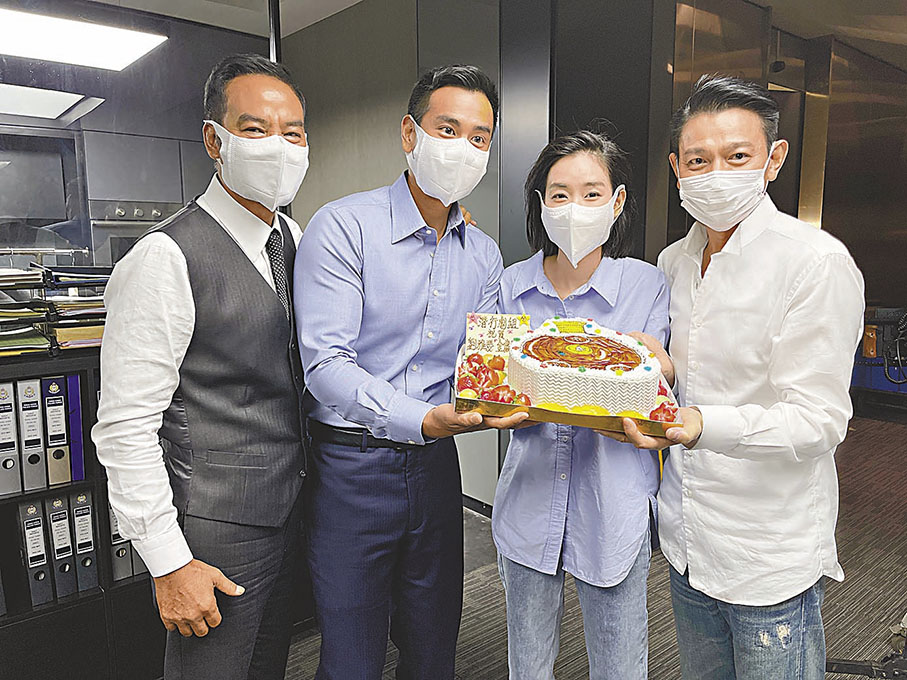◆《潛行》劇組為賀劉雅瑟封后，劉德華、任達華和彭于晏特別送驚喜。