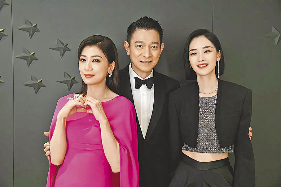 ◆在前晚舉行的《灣區升明月》晚會上，劉雅瑟再遇華仔，並與賈靜雯合照。