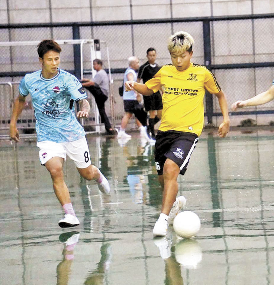 ◆即使天雨地滑，球員依然全力拚搶。 葉青足球隊Facebook圖片