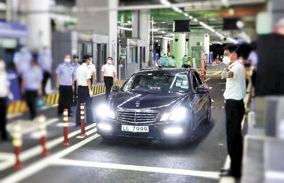 ◆「港車北上」首車僅需1分鐘便完成邊檢與海關的入境驗放駛入珠海。 香港文匯報珠海傳真