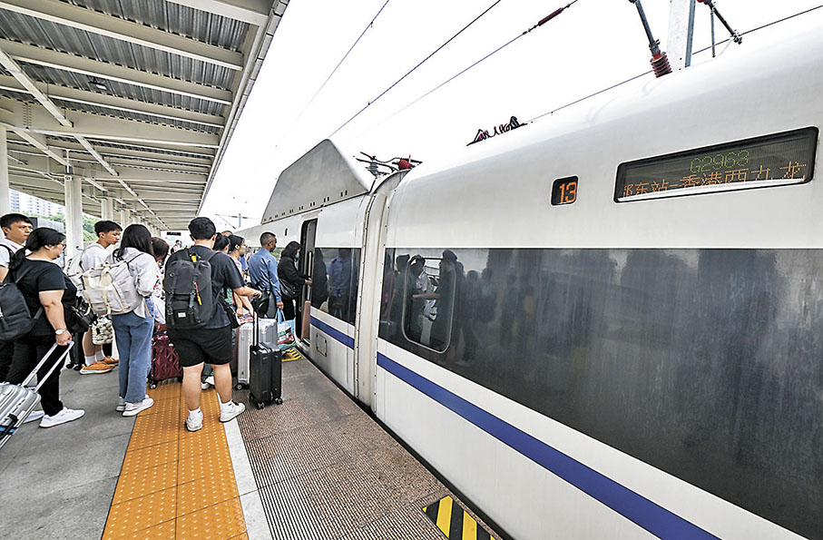 ◆7月1日，在四川樂山站，乘客登上成都東站開往香港西九龍站的G2963次列車。 新華社