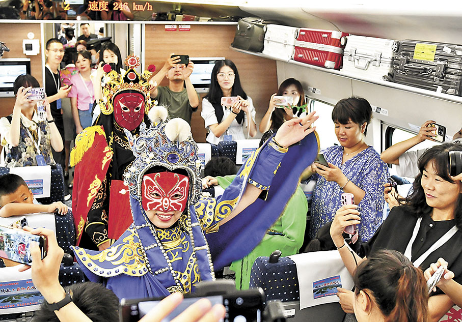 ◆川劇變臉絕技引得旅客紛紛拿出手機拍照。