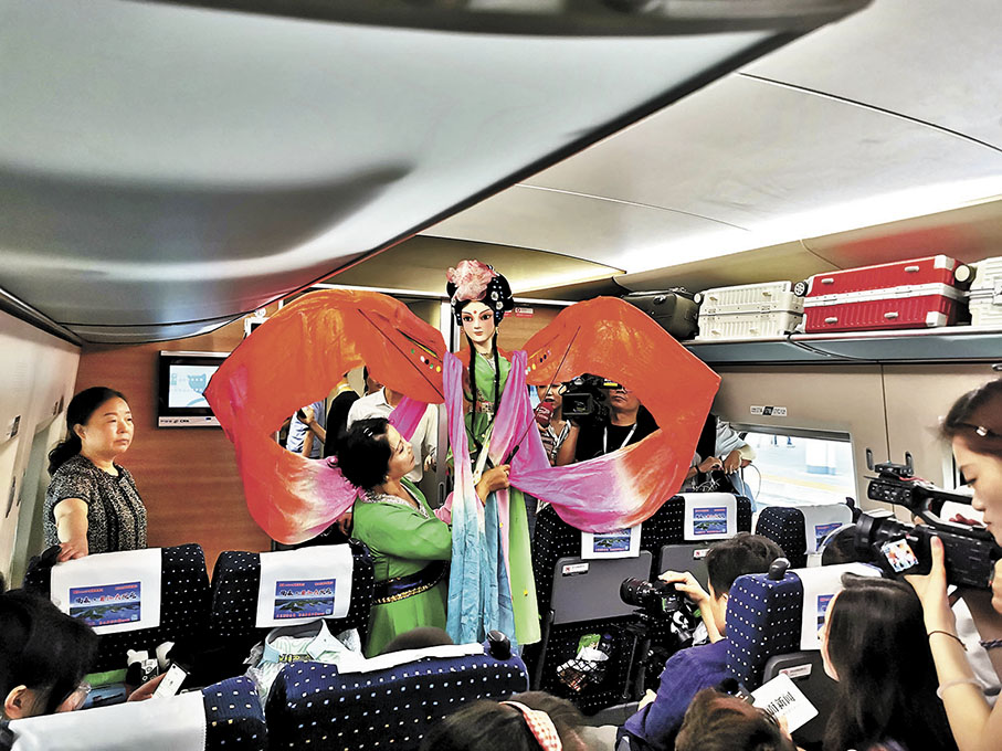◆列車上的長綢木偶表演展現巴蜀文化。香港文匯報記者向芸  攝