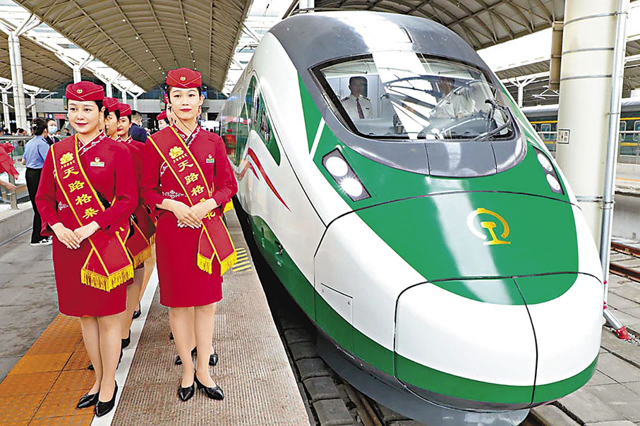 ◆動車車體顏色塗裝以中國白為底色，以中國紅為腰帶，以國槐綠為窗帶，再輔以長城灰進行點綴，外觀大氣優美。 香港文匯報西安傳真