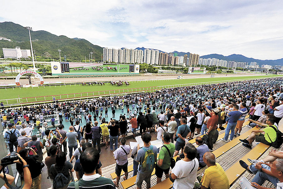 ◆香港賽馬會沙田馬場舉行「香港共慶回歸賽馬日」，眾多市民和遊客免費到場觀賽。 香港文匯報記者北山彥  攝