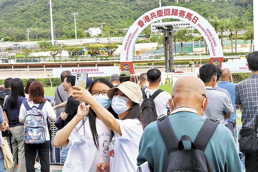 ◆不少市民和遊客到場打卡。 香港文匯報記者北山彥  攝