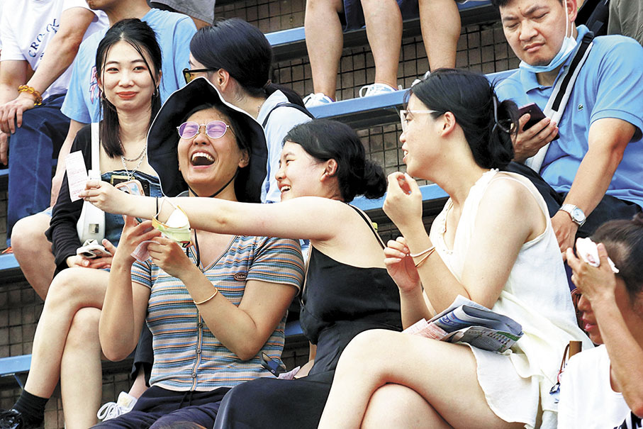 ◆有「中馬」市民情緒激動。 香港文匯報記者北山彥  攝