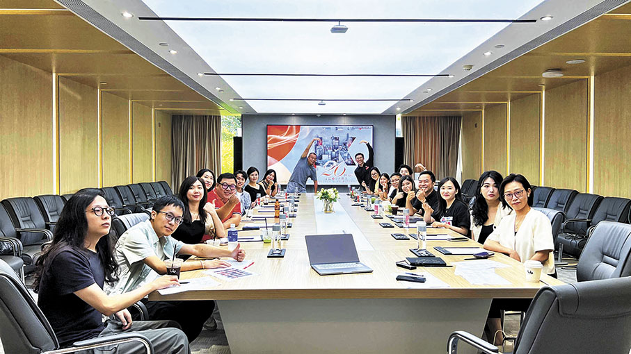 ◆16位港澳創業青年代表匯聚創新創業孵化基地。 受訪者供圖