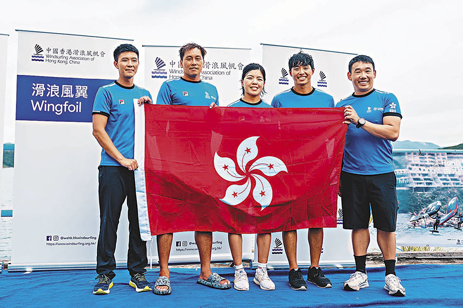 ◆ 中國香港滑浪風帆會會長周毅文（左起）與隊員何智豪、陳晞文、何允輝及領隊茹詠豪合影。 風帆會圖片