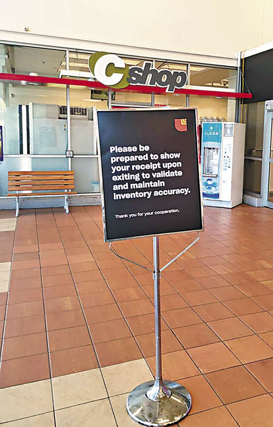 ◆超市在出口豎立檢查收據告示板，被批評為歧視顧客。  成小智 攝