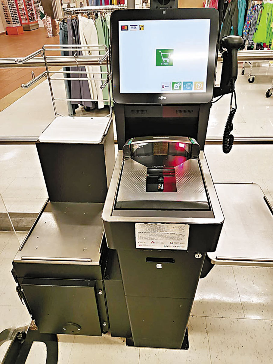 ◆超市安裝自助付賬機可節省人手，但被指間接誘發高買行為。    成小智 攝
