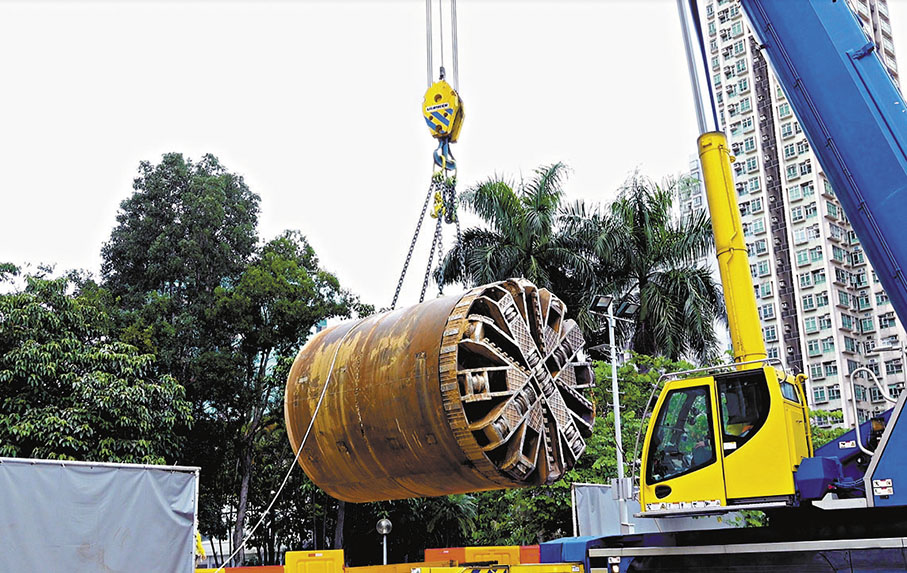 ◆工程團隊選擇了水管推頂法進行無坑敷管。 水務署供圖