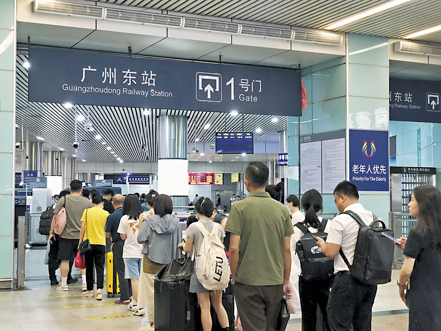 ◆ 旅客排隊進入廣州東站。 香港文匯報記者方俊明 攝
