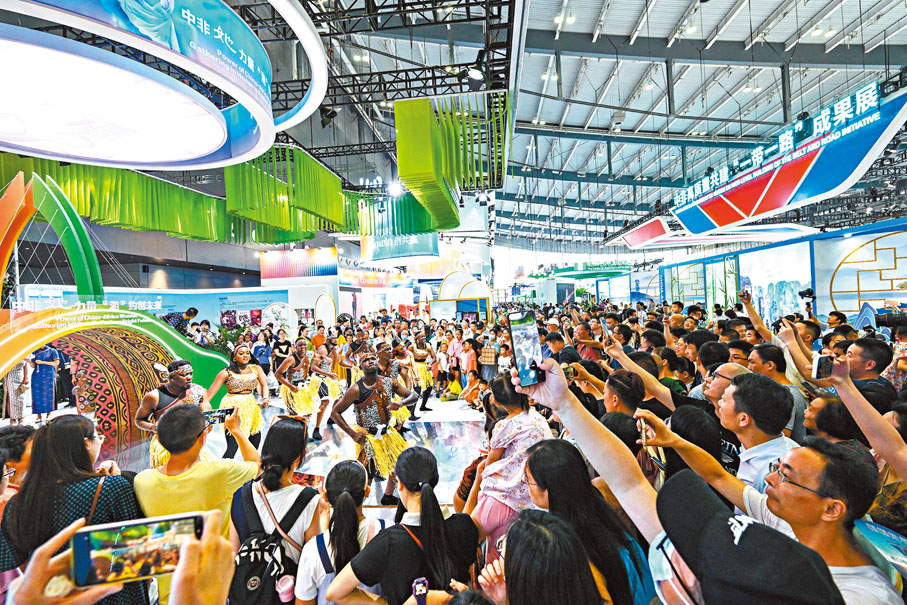 ◆7月1日，觀眾在長沙國際會展中心觀看現場表演。 新華社