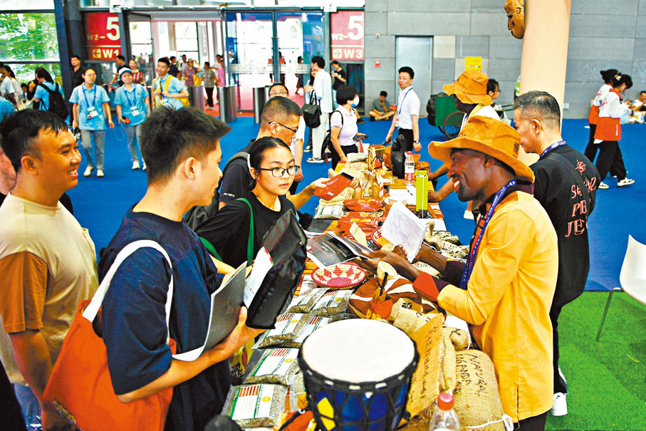 ◆7月1日，觀眾在長沙國際會展中心挑選商品。 新華社