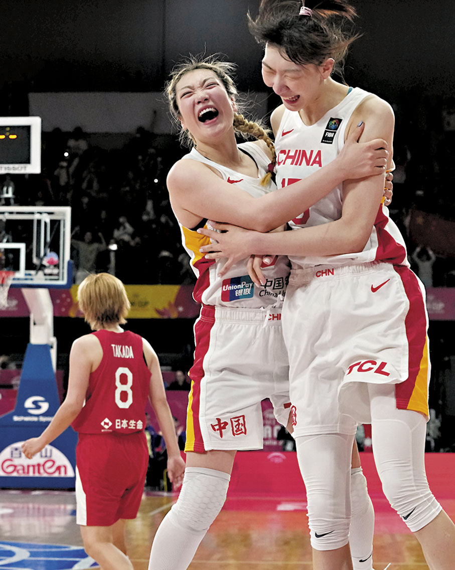 ◆李夢（左）與韓旭慶祝中國女籃奪冠。 美聯社