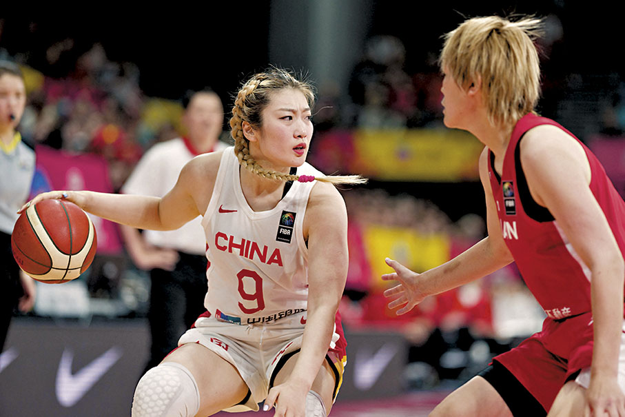 ◆在WNBA打拚的李夢（左）臨危不亂，關鍵時刻命中兩個罰球。 法新社