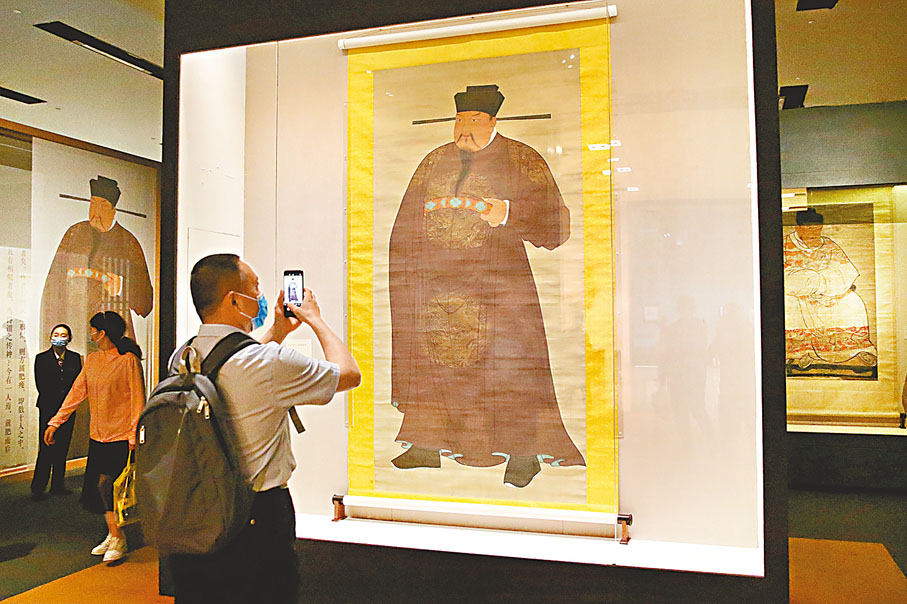 ◆ 北宋開國皇帝宋太祖趙匡胤自己掌握禁軍，由部下「皇袍加身」擁立為帝。圖為博物館展出的趙匡胤肖像畫。 資料圖片