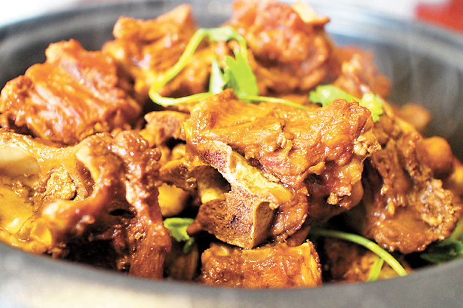 ◆ 羊蠍子是指羊的脊椎骨。橫切面看上去呈「Y」字狀，像張牙舞爪的蠍子，故被老饕們戲稱「羊蠍子」。圖為羊蠍子火鍋。 網上圖片