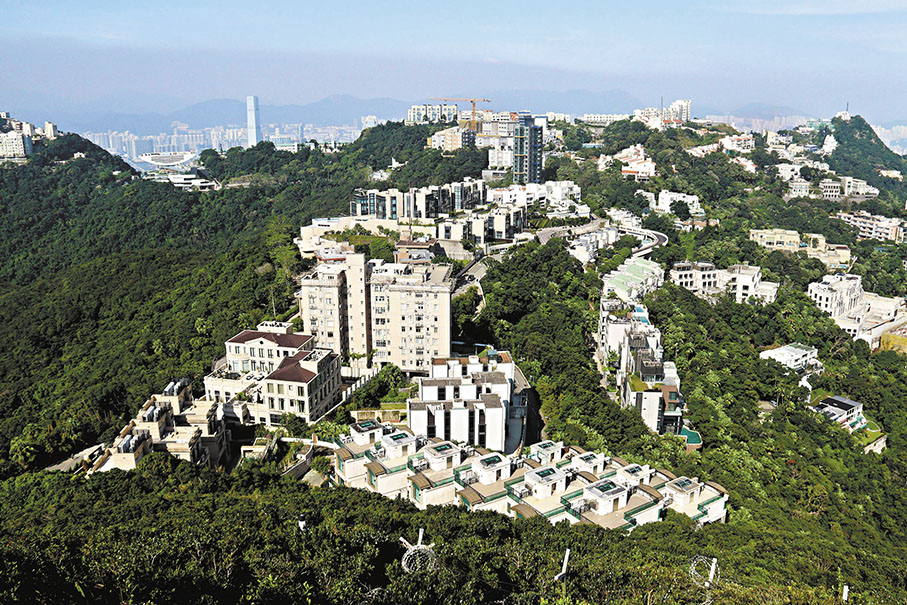 ◆ 根據胡潤百富《2022中國高淨值人群家族傳承報告》，97%的中國高淨值人群會考慮家族傳承事宜，並料有18萬億元的財富將在10年傳承給下一代。圖為香港山頂的豪宅建築。  資料圖片