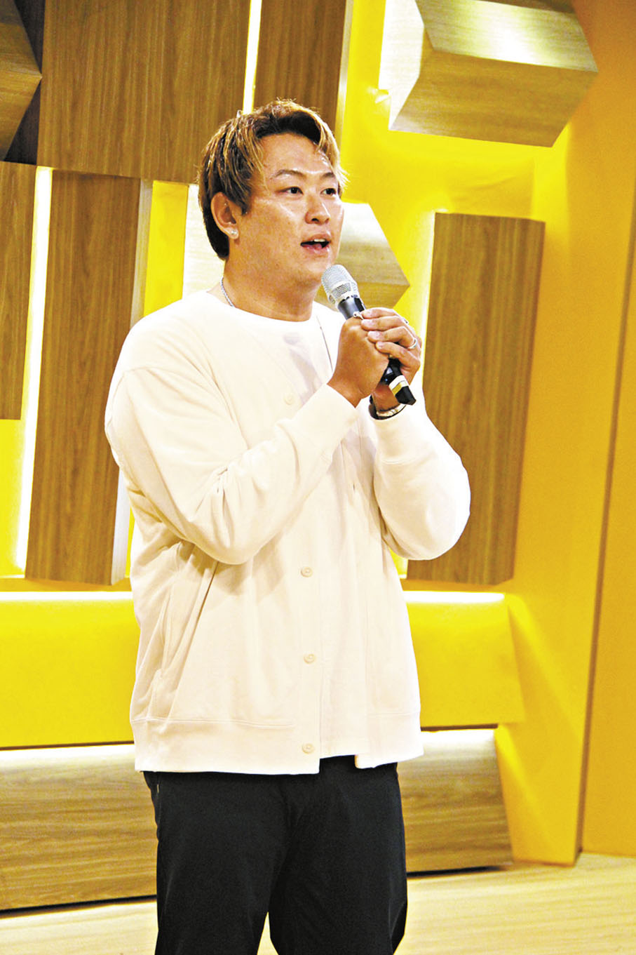 ◆ 鍾國鼎是位游泳教練。