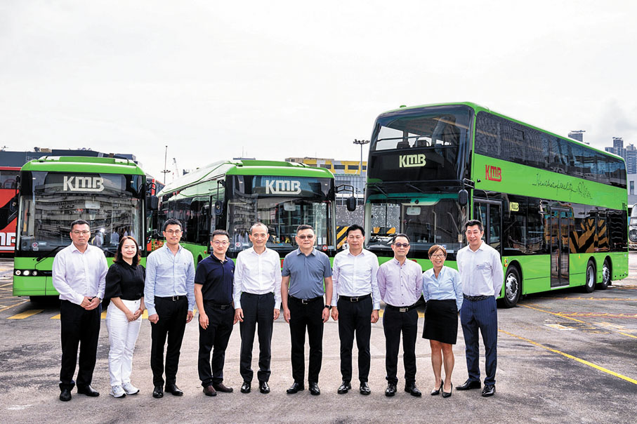 ◆比亞迪訪問團與九巴代表在新款電動巴士前合照。 九巴供圖