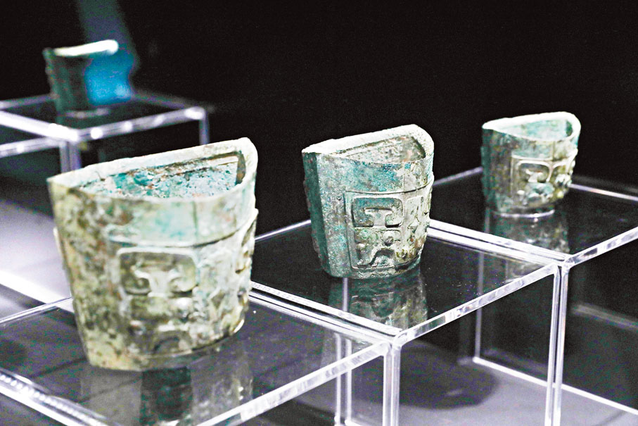 ◆第一期展覽展出公元前九世紀的西周中期鑄造的青銅食具。香港文匯報記者郭木又 攝