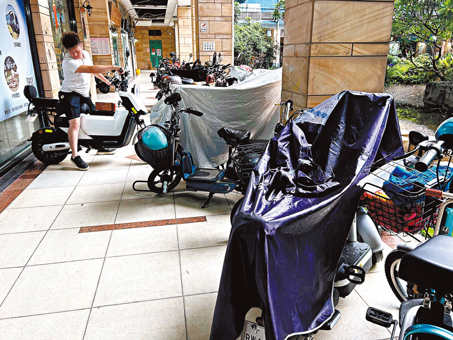 小區過道「車滿為患」　香港文匯報記者敖敏輝  攝