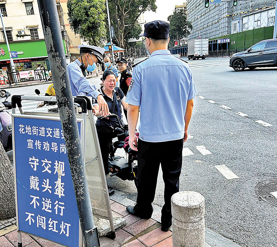 對不戴頭盔加強執法　香港文匯報記者敖敏輝  攝