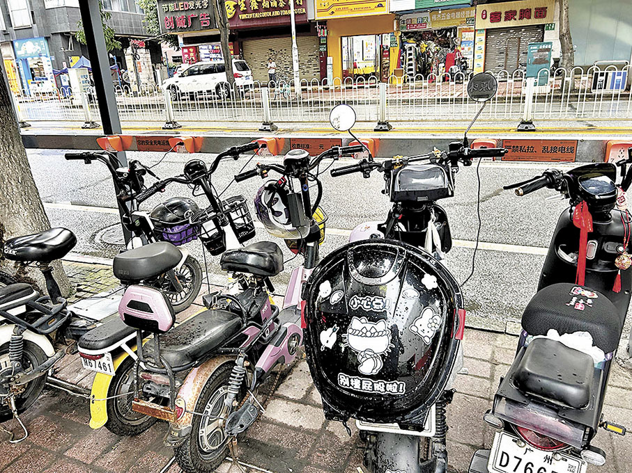 ◆ 廣州電動單車公共充電設施仍十分缺乏。 香港文匯報記者   敖敏輝  攝