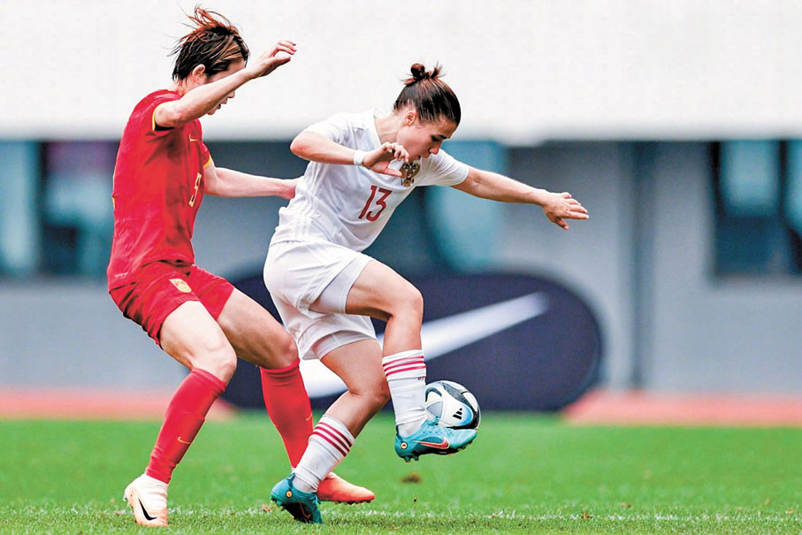 ◆ 中國女足（紅衫）在熱身賽中以1：0勝俄羅斯。 俄羅斯足協圖片