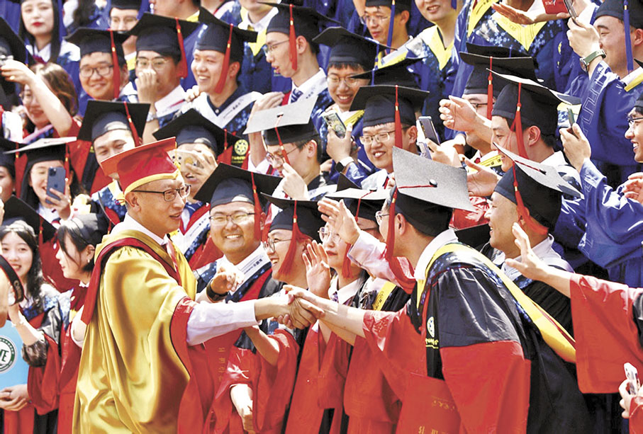 ◆7月1日，中國科學院大學校長周琪院士與畢業生握手並合影留念。 網上圖片