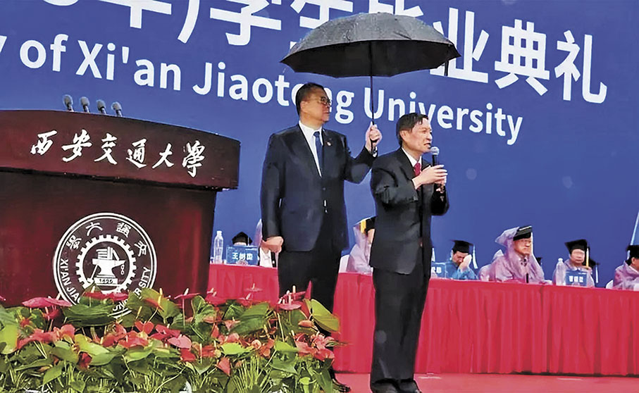 ◆7月2日上午，西安交通大學舉行2023年研究生畢業典禮，校長王樹國雨中脫稿致辭，校黨委書記盧建軍為其撐傘擋雨。 網上圖片