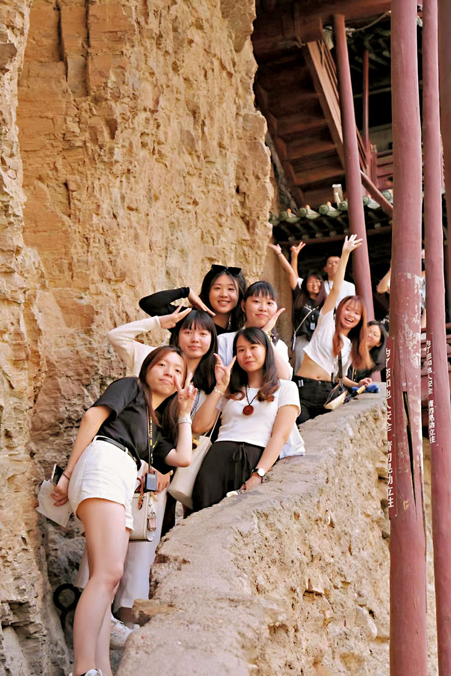 ◆ 港澳學生參觀懸空寺時合影留念。