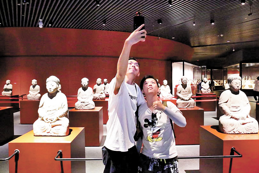 ◆學生們參觀大同博物館。