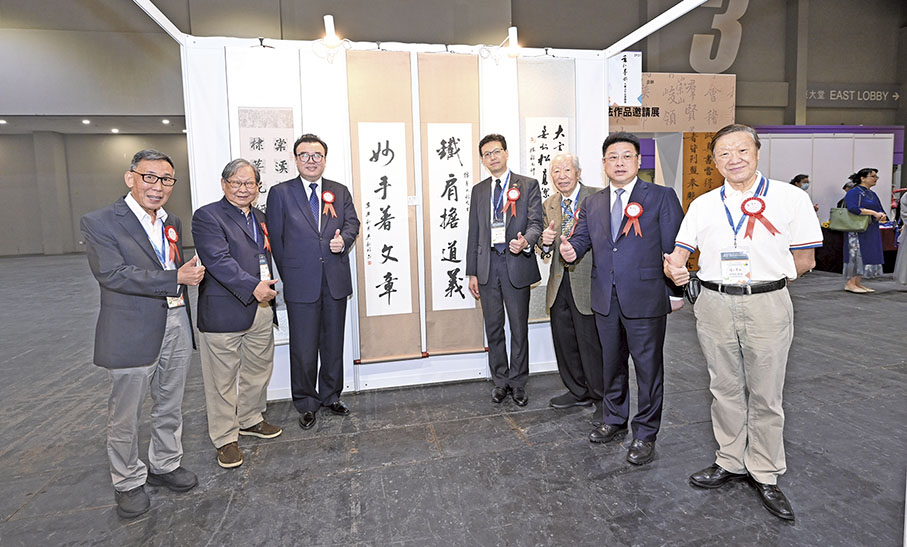 ◆ 吳秋北（右四）與一眾嘉賓在其作品前留影。