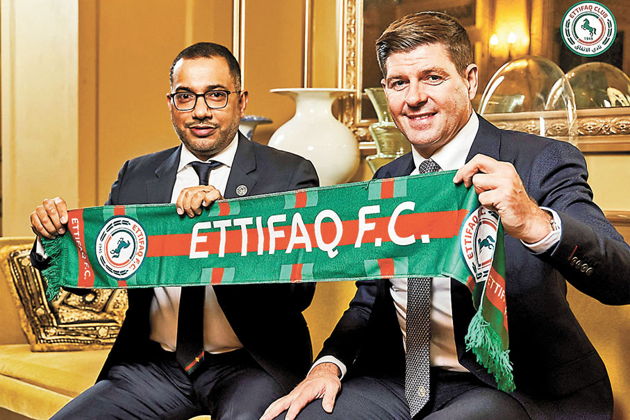 ◆伊蒂法克球會主席艾迪比(左)歡迎謝拉特加盟。  法新社