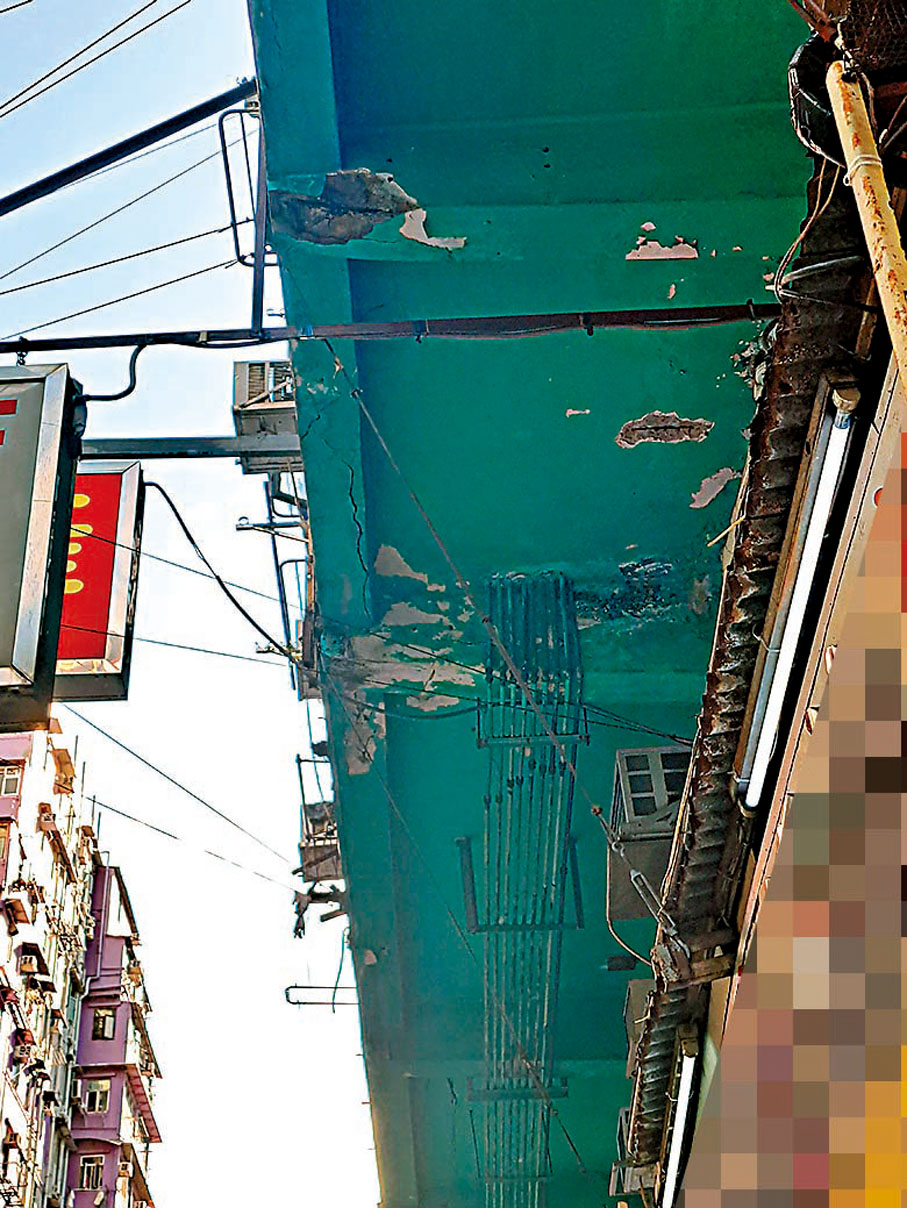 ◆旺角不少舊廈均出現石屎剝落情況，亦可見修補痕跡。香港文匯報記者聶曉輝  攝