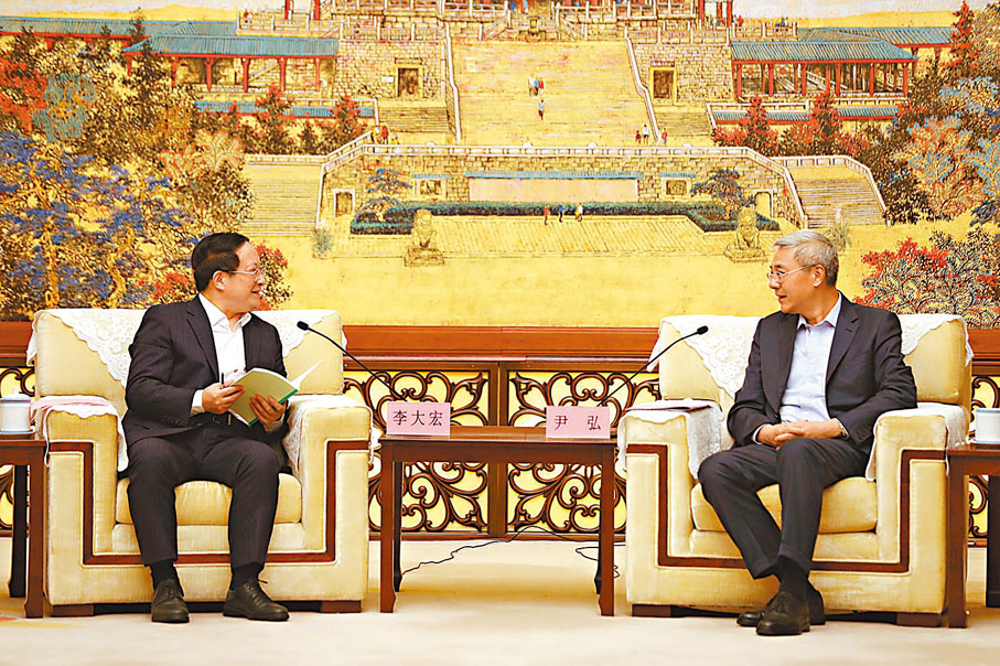 ◆尹弘（右）會見李大宏（左）。 香港文匯報記者王逍  攝