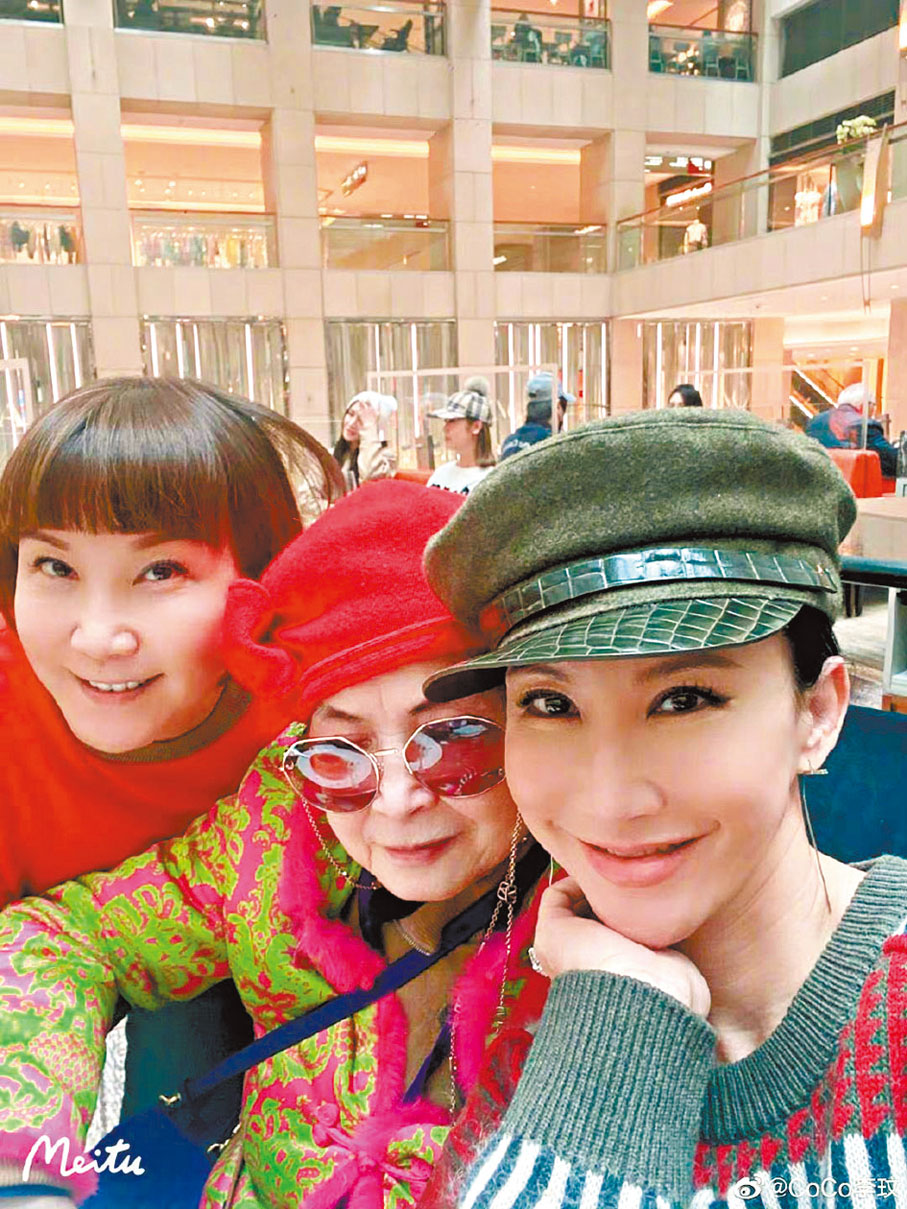 ◆李玟(右一)生前常帶母親外出。