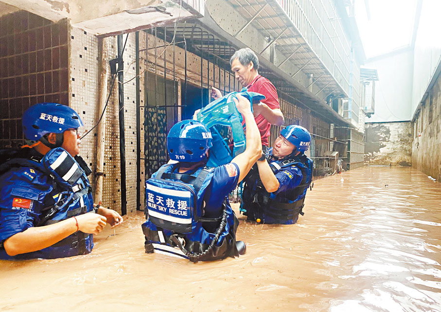 ◆7月4日，藍天救援隊隊員在重慶市萬州區五橋街道轉移被困群眾。新華社