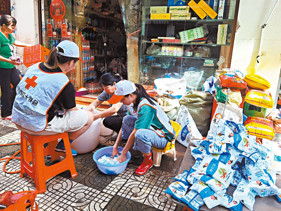 ◆中國紅十字會總會緊急調撥3,000床毛巾被等物資。香港文匯報重慶傳真