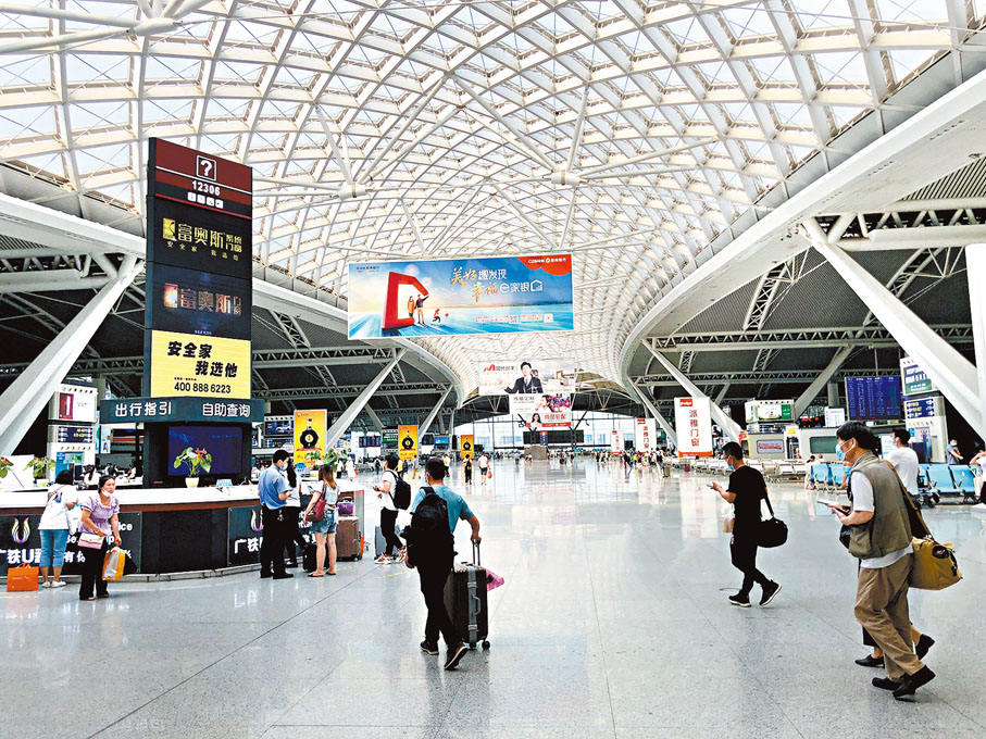 ◆ 旅客經廣州南站搭高鐵出行。香港文匯報記者方俊明  攝