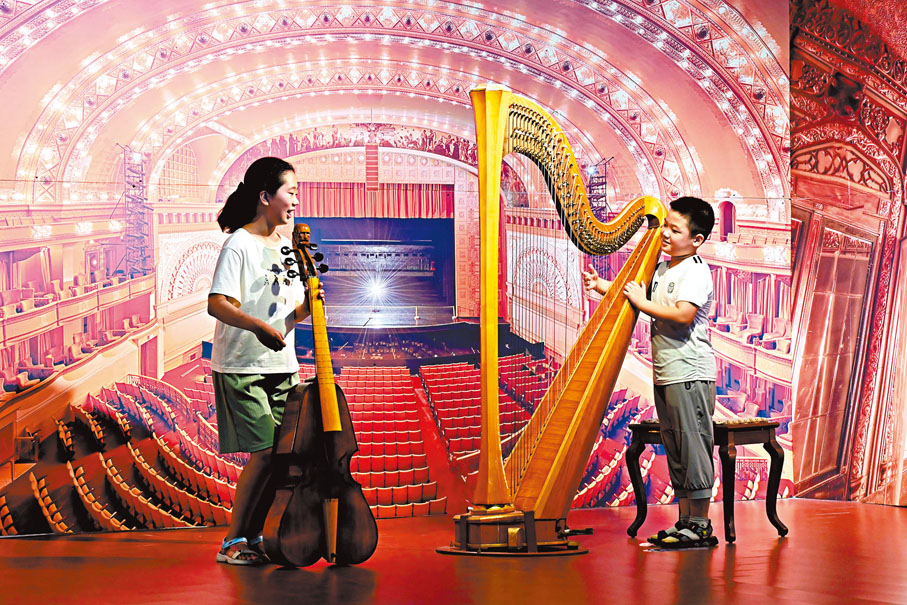 ◆ 7月5日，在河北省周窩音樂小鎮，孩童在「世界樂器博物館」參觀。 中新社