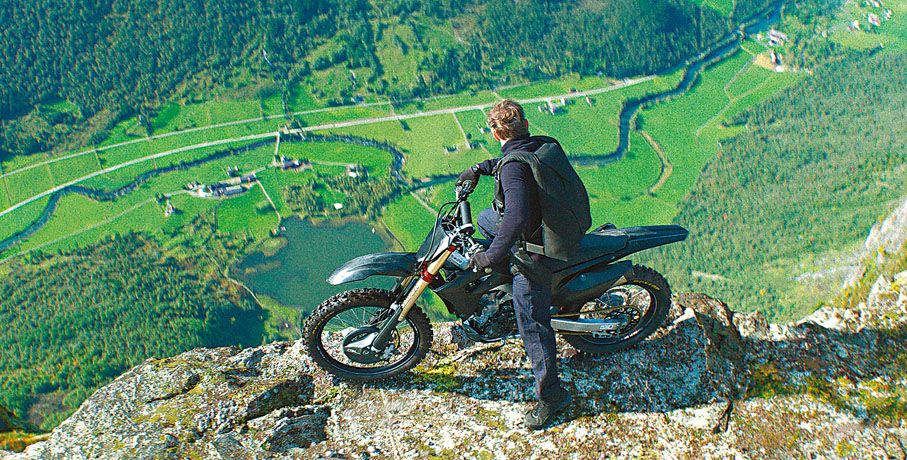 ◆湯告魯斯以高速駕駛越野電單車，在海拔1,200米的峭壁上凌空衝出至少80呎。