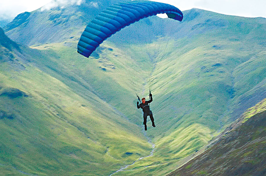 ◆為了準確完成動作，湯告魯斯不單要學習定點跳傘技巧，還要完成高級跳傘訓練。