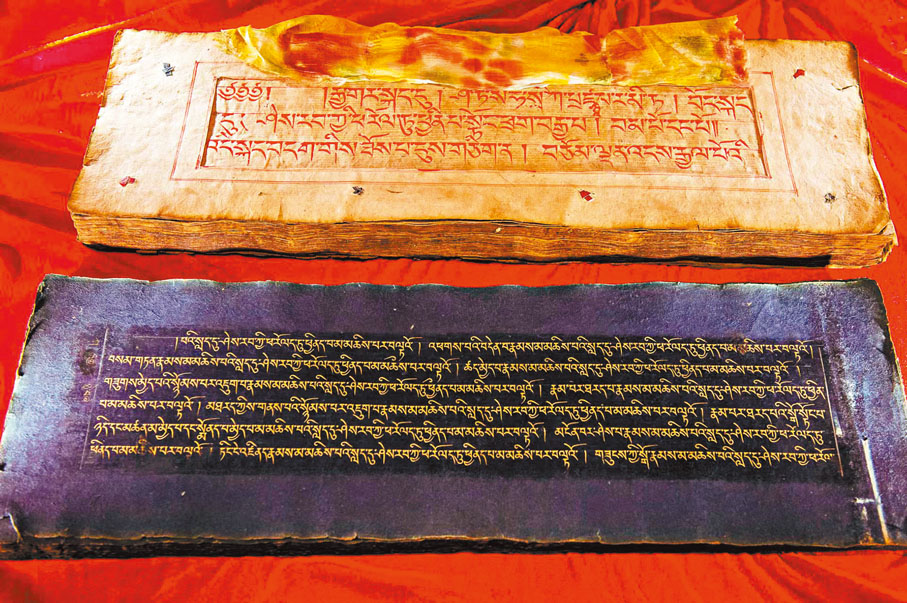 ◆藏文大書法家、瓊體字的開拓者——瓊布白覺大師親筆手抄金汁藍靛紙《般若十萬頌》真跡（公元十二世紀）