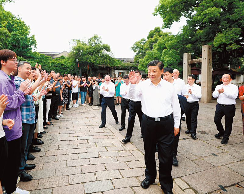◆7月5日下午至6日上午，中共中央總書記、國家主席、中央軍委主席習近平在江蘇省蘇州市考察。這是6日上午，習近平在蘇州平江歷史文化街區考察。 新華社