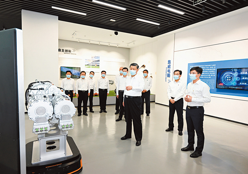  ◆7月5日下午至6日上午，中共中央總書記、國家主席、中央軍委主席習近平在江蘇省蘇州市考察。這是5日下午，習近平在蘇州工業園區展示中心考察。 新華社