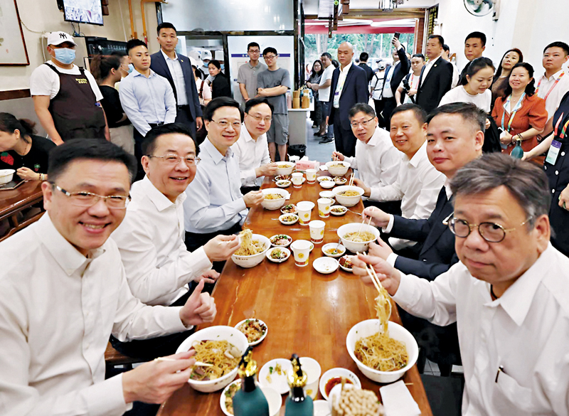 ◆ 李家超到當地老字號品嘗地道貴州早餐。 李家超Fb圖片